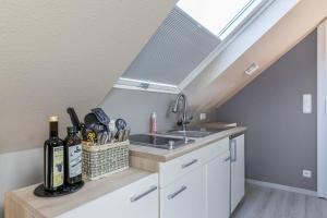 eine Küche mit Spüle und Dachfenster in der Unterkunft Uhse Loft in Heide + 2 Fotos