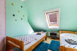 a bedroom with two bunk beds and a window at Ferienwohnung Kiebitznest in Kaiser Wilhelm Koog +26 photos