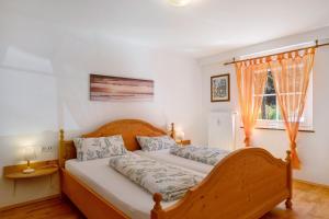 a bedroom with two beds and a window at Ferienwohnung am Waldrand in Alpirsbach