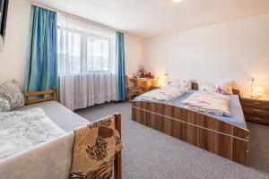 a bedroom with two beds and a window at Ferienwohnung Zillertalblick in Stummerberg