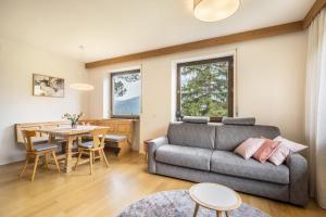 un soggiorno con un divano e un tavolo di Villa Pinie Apt 2 a Terlano Altre 15 foto