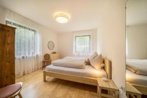 una camera da letto con un letto e uno specchio di Villa Pinie Apt 2 a Terlano