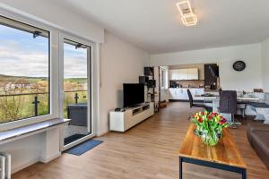 ein Wohnzimmer mit Sofa und Tisch in der Unterkunft Sauerlandrefugium in Medebach