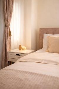 a bedroom with two beds and a window at DG - Urban Stay in Floreşti