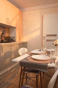 a kitchen with a table and chairs in a kitchen at DG - Urban Stay in Floreşti