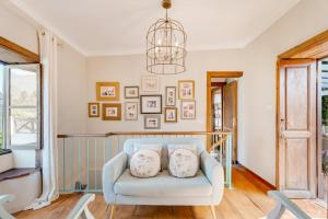 a living room with a blue couch and a chandelier at Caldera de Taburiente Rural in El Paso