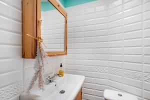 a bathroom with a sink and a mirror at Caldera de Taburiente Rural in El Paso +28 photos