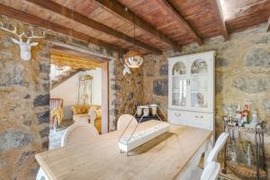 a dining room with a wooden table and chairs at Caldera de Taburiente Rural in El Paso