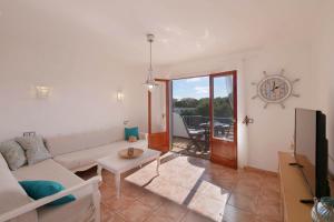 a living room with a couch and a table at Posidonia in Portocolom