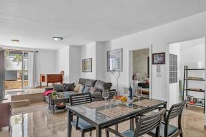 a living room with a table and a couch at Coqueto y tranquilo Apartamento in Puerto del Carmen