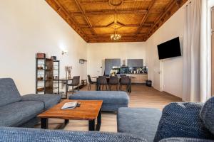 a living room with blue couches and a table at Ferienwohnung im Hotel Reichskrone in Heidenau