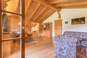 a living room with a couch and a table at Ferienwohnung Spielberg in Sankt Martin bei Lofer