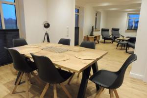 a conference room with a wooden table and chairs at Dat rode Huus in Oesterwurth +2 photos