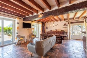 a large living room with a table and chairs at Au Milan D'ore - Pyrénées in Gère-Belesten