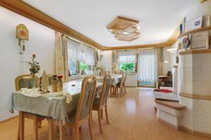 a kitchen and dining room with a table and chairs at Gästehaus Gerda in Bad Peterstal-Griesbach