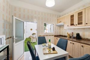 a kitchen and dining room with a table and chairs at La Casa de Tina in Playa de San Juan