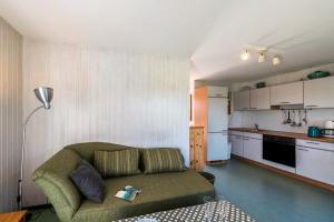 a living room with a couch and a kitchen at Möve Aba Bungalow 61 in Rerik +20 photos