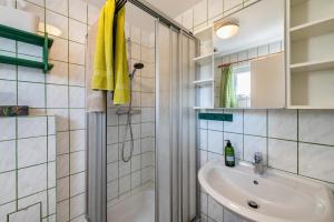 a bathroom with a shower and a sink at Möve Aba Bungalow 61 in Rerik