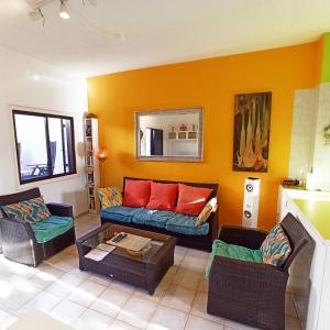 a living room with a couch and two chairs at Casa Dos Ángeles in Arona