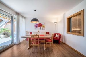 a dining room with a table and chairs at Schnitzer Ferienwohnung Anemone in Rablà