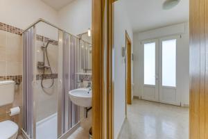 a bathroom with a sink and a shower and a toilet at Affittacamere Arcobaleno in Torre San Giovanni Ugento