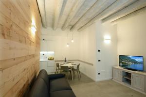 a living room with a couch and a table at Al Segnavento Roccafredda in Toscolano Maderno