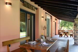a dining room with a wooden table and a glass door at Al Segnavento Roccafredda in Toscolano Maderno
