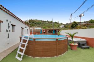 a ladder standing next to a hot tub in a yard at La Tirajanera 1 in Vega de San Mateo