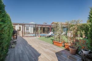 a backyard with a wooden deck and some plants at La Costana De Barbadillo in Barbadillo del Mercado