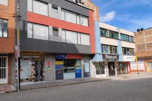 a row of buildings on a city street at Apartamento 2 hab en el Centro de la Ciudad wifi in Duitama +3 photos