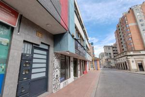 an empty street in a city with a building at Apartamento 2 hab en el Centro de la Ciudad wifi in Duitama