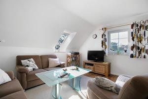 a living room with a couch and a table at Ferienwohnung Andresen Högel in Högel