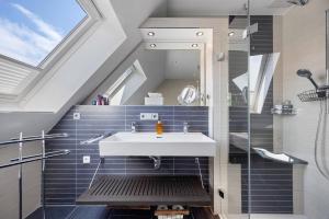 a bathroom with a sink and a skylight at To Hus an´t Water in Wunstorf +21 photos