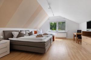 a bedroom with a bed and a desk and a window at To Hus an´t Water in Wunstorf