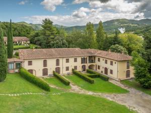 an aerial view of a house with a yard at Borgo San Carlo in Santa Luce
