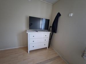 a tv sitting on top of a dresser in a room at God søvn in Lillestrøm +1 photo