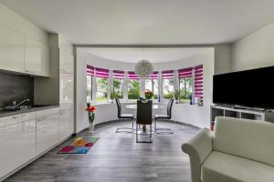 a kitchen and dining room with a table and chairs at Amrum in Galmsbüll