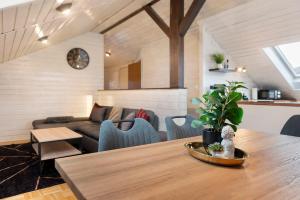 a living room with a table and a couch at Ferienwohnung Witt in Salem