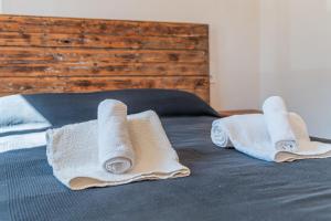 two towels sitting on top of a bed at Casa La Mar in Santanyi