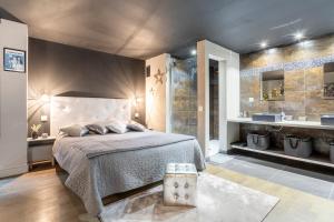 a bedroom with a large bed and a bathroom at Grand Loft plein centre Concarneau in Concarneau