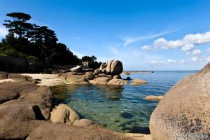 a group of rocks on a beach with water at Grand Loft plein centre Concarneau in Concarneau