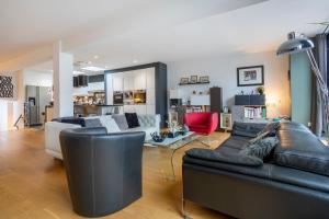 a living room with two couches and a kitchen at Grand Loft plein centre Concarneau in Concarneau +18 photos
