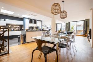 a dining room and kitchen with a table and chairs at Grand Loft plein centre Concarneau in Concarneau