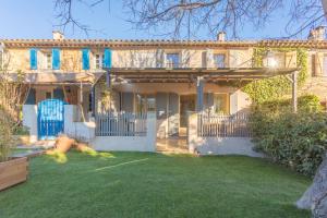 a house with a gate and a yard at Maison Sainte-Maxime avec jardin in Le Plan