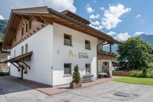a building with a sign that says some at App Sonne Nr 20 in Lutago