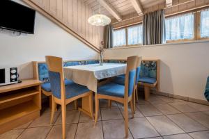 a dining room with a table and chairs at App Sonne Nr 20 in Lutago