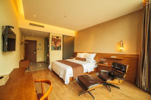 a hotel room with a bed and a desk and chairs at James Joyce Hotel Zhuhai Hengqin Chimelong in Zhuhai +9 photos
