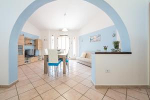 an open kitchen and living room with an archway at Casa Vacanze 4 Venti in Muravera