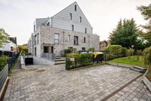 a house with a brick driveway in front of it at Ferienwohnung Moin am Meer in Scharbeutz