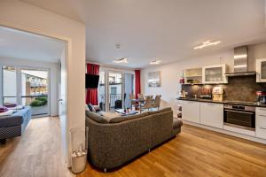 a living room with a couch and a kitchen at Ferienwohnung Moin am Meer in Scharbeutz